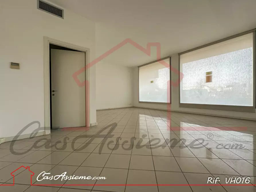 Immagine 1 di Negozio in affitto  a Tombolo