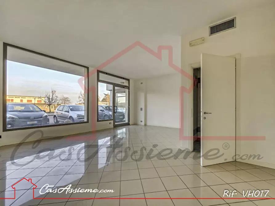 Immagine 1 di Negozio in affitto  a Tombolo