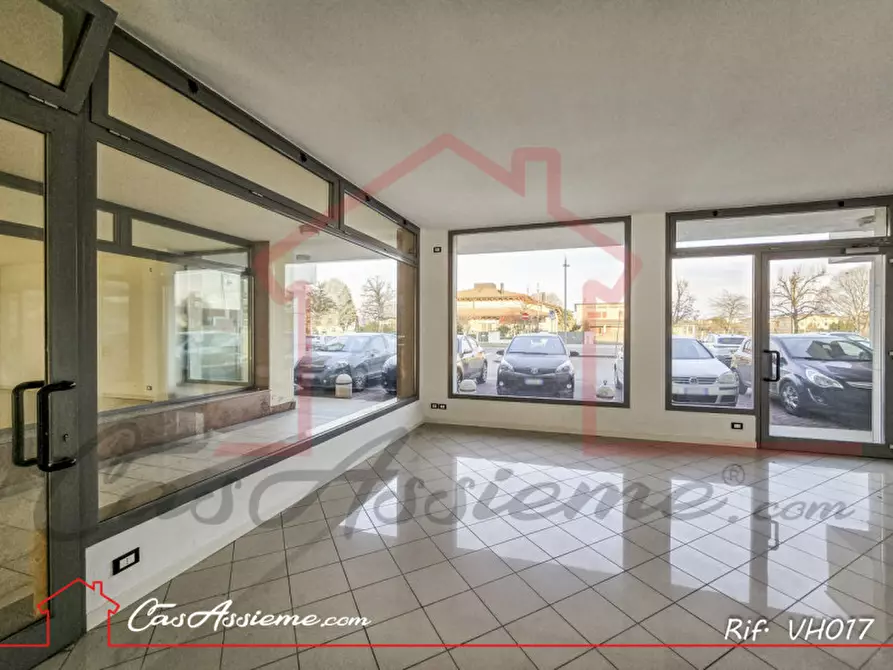 Immagine 2 di Negozio in affitto  a Tombolo