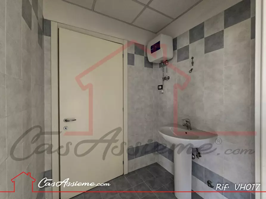 Immagine 5 di Negozio in affitto  a Tombolo