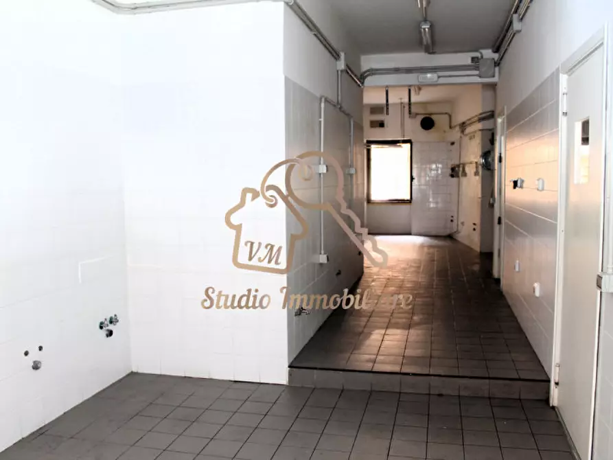 Immagine 11 di Negozio in affitto  in Via Valsassina, 83 a Roma