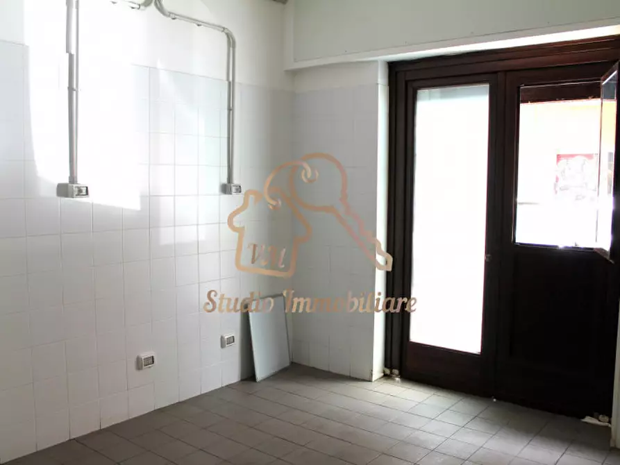 Immagine 11 di Negozio in affitto  in Via Valsassina, 83 a Roma