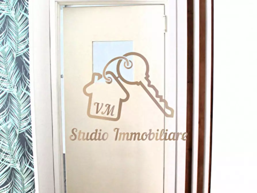 Immagine 15 di Negozio in affitto  in Via Valsassina, 83 a Roma