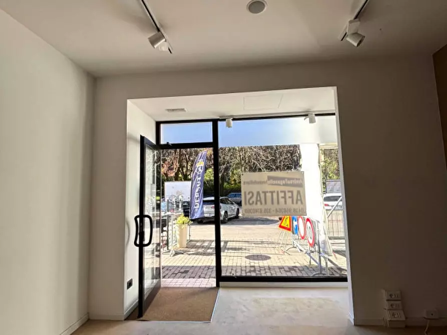 Immagine 2 di Negozio in affitto  in Viale della Vittoria n. 231 a Vittorio Veneto
