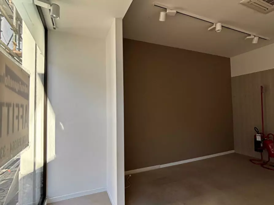 Immagine 3 di Negozio in affitto  in Viale della Vittoria n. 231 a Vittorio Veneto