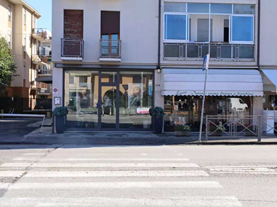 Immagine 3 di Negozio in vendita  in Viale Trieste 284 a Vicenza