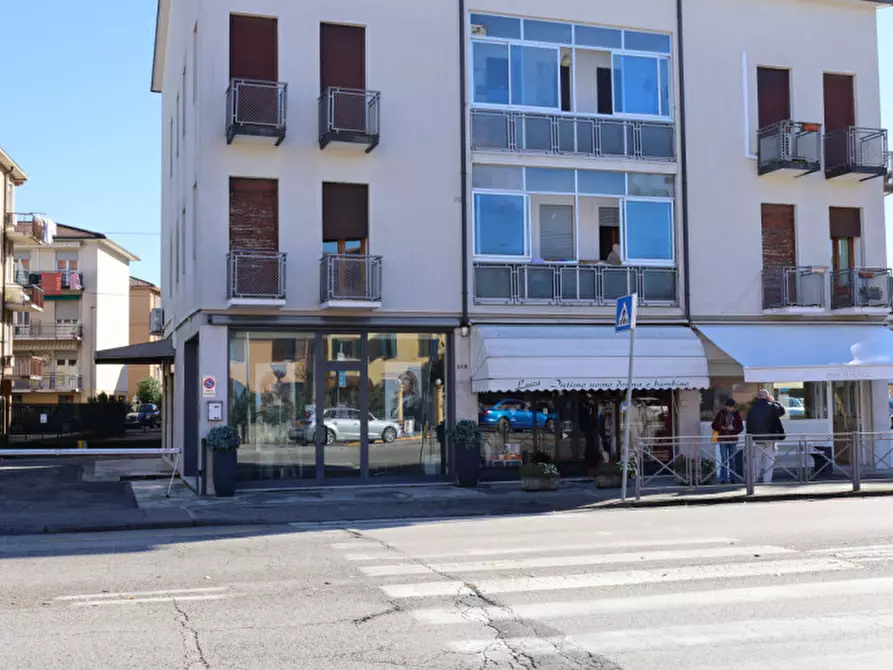 Immagine 9 di Negozio in vendita  in Viale Trieste 284 a Vicenza