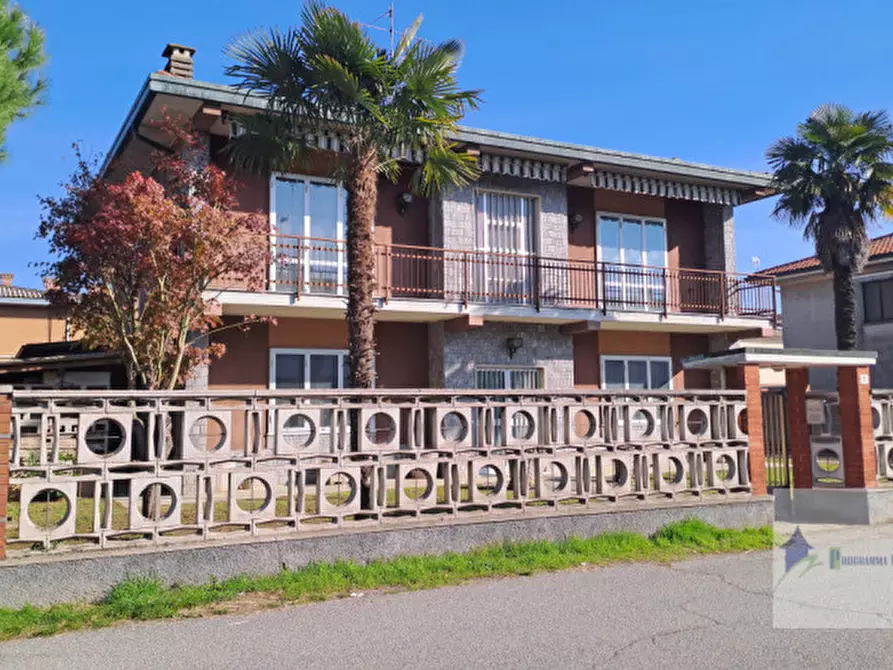 Immagine 1 di Villa in vendita  in Via John Fitzgerald Kennedy a Robecchetto Con Induno