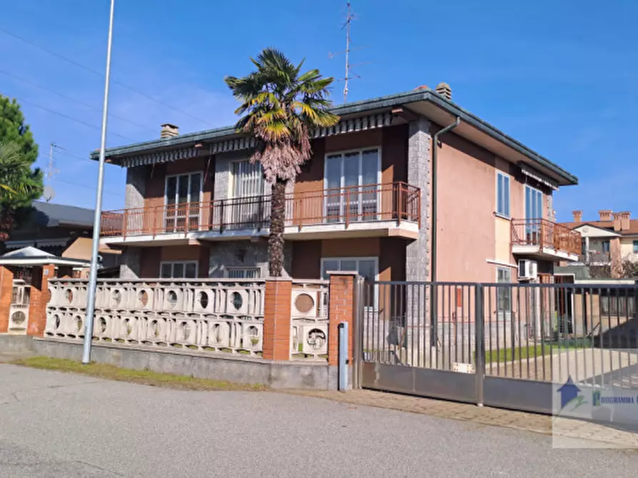 Immagine 3 di Villa in vendita  in Via John Fitzgerald Kennedy a Robecchetto Con Induno