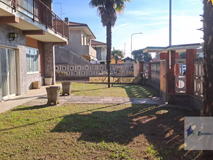 Immagine 5 di Villa in vendita  in Via John Fitzgerald Kennedy a Robecchetto Con Induno