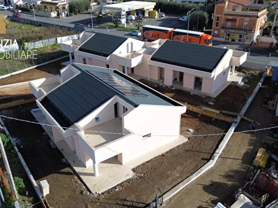 Immagine 3 di Casa bifamiliare in vendita  in via del tufello a Aprilia