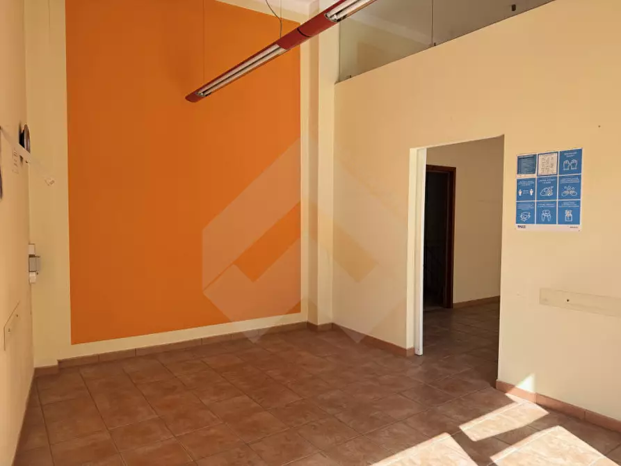 Immagine 3 di Attività commerciale in affitto  a Andria