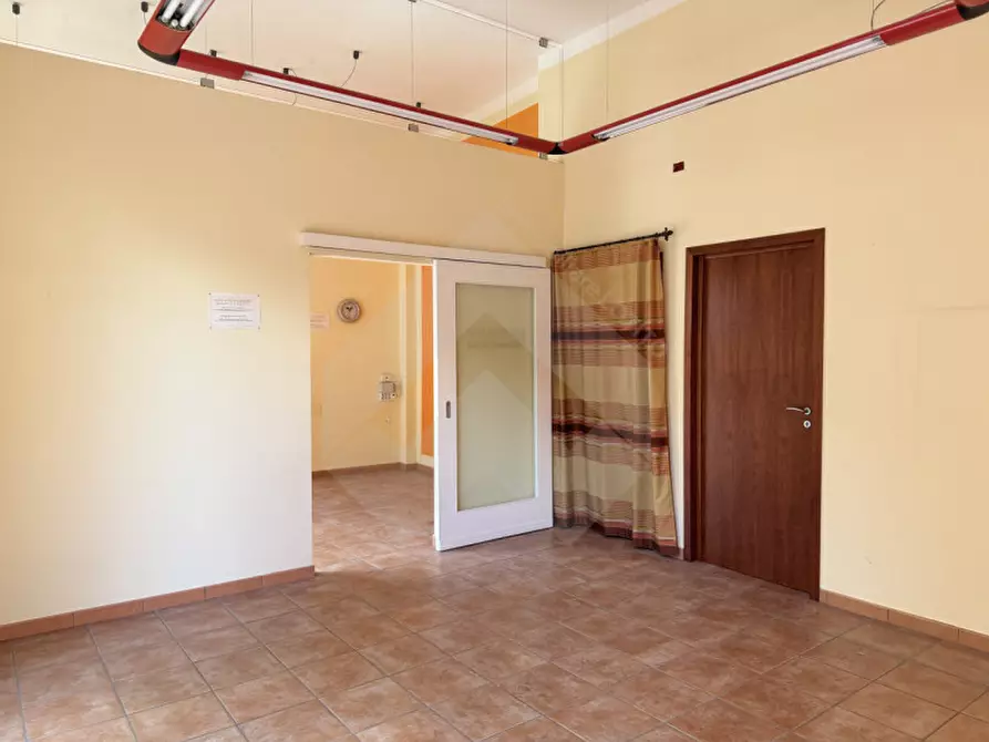 Immagine 5 di Attività commerciale in affitto  a Andria