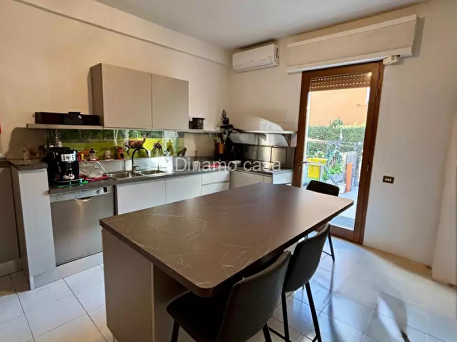 Immagine 1 di Appartamento in vendita  in via Dora Baltea a Prato