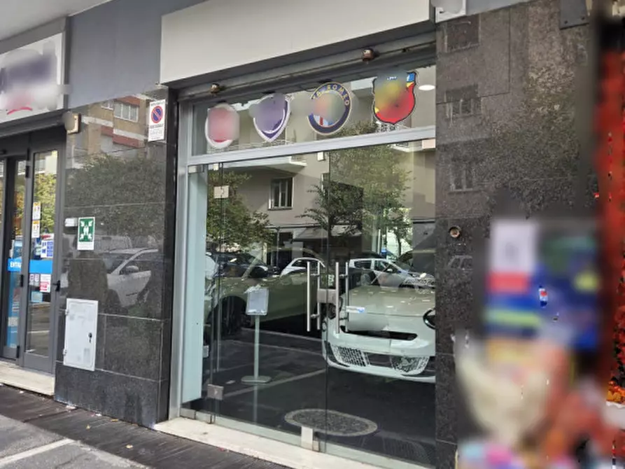 Immagine 1 di Negozio in affitto  in Via Giacinto Carini a Roma