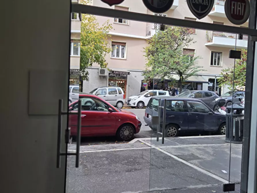Immagine 2 di Negozio in affitto  in Via Giacinto Carini a Roma