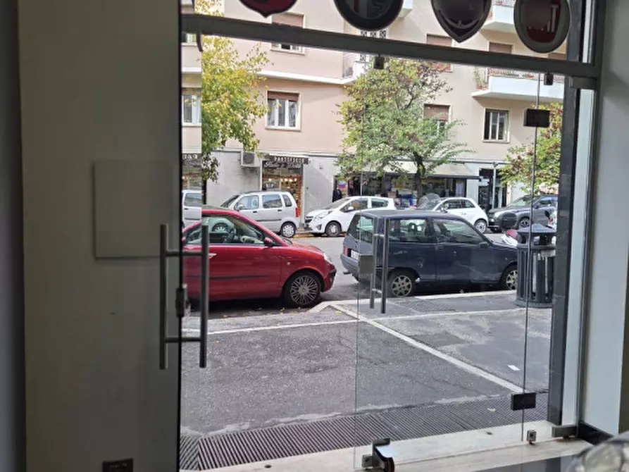 Immagine 4 di Negozio in affitto  in Via Giacinto Carini a Roma