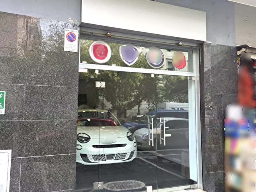 Immagine 4 di Negozio in affitto  in Via Giacinto Carini a Roma