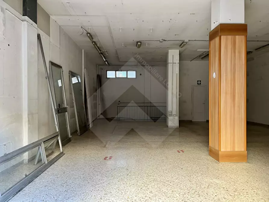Immagine 5 di Negozio in vendita  in Via Napoli, 19 a Andria