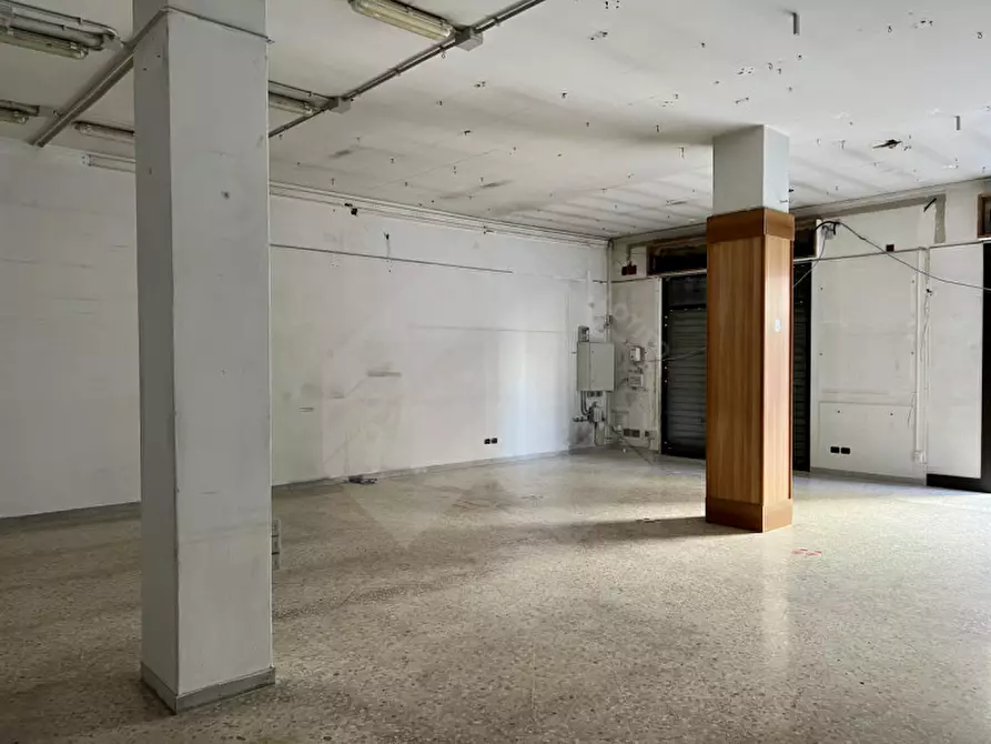 Immagine 6 di Negozio in affitto  a Andria