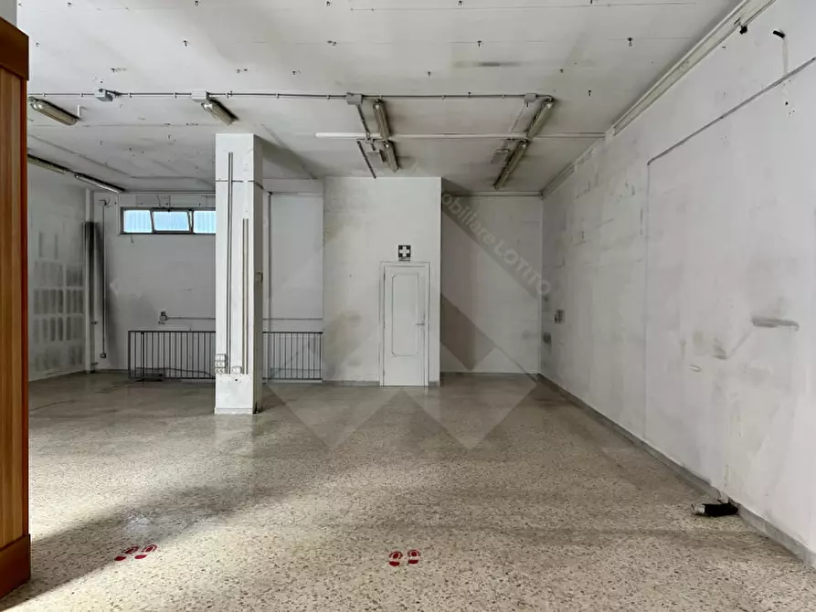 Immagine 7 di Negozio in vendita  in Via Napoli, 19 a Andria