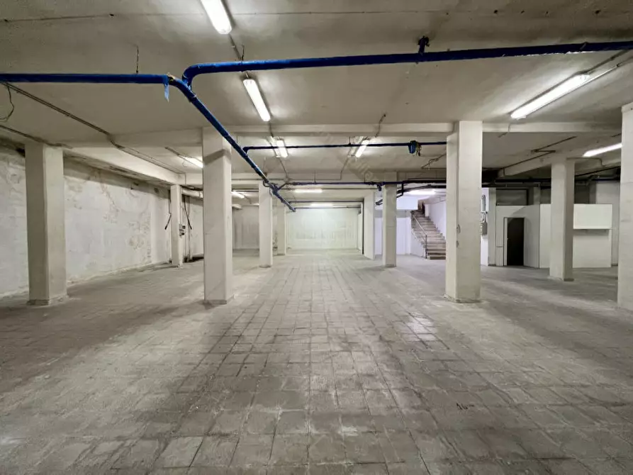 Immagine 8 di Negozio in affitto  a Andria