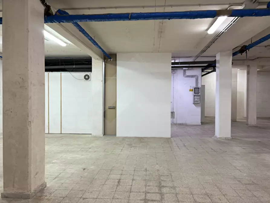 Immagine 11 di Negozio in affitto  a Andria