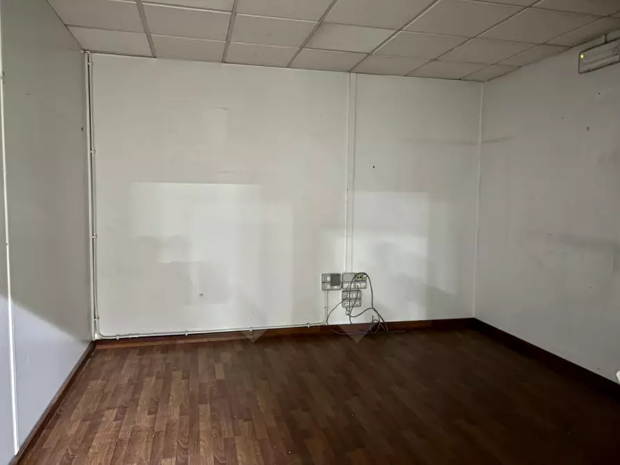 Immagine 12 di Negozio in affitto  a Andria