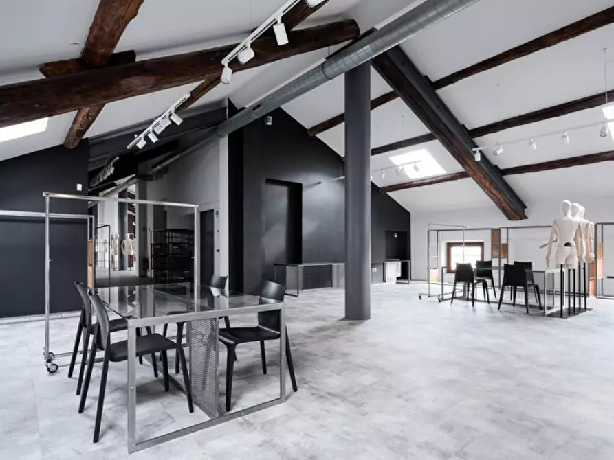 Immagine 3 di Attività commerciale in affitto  in VIA VITRUVIO a Milano