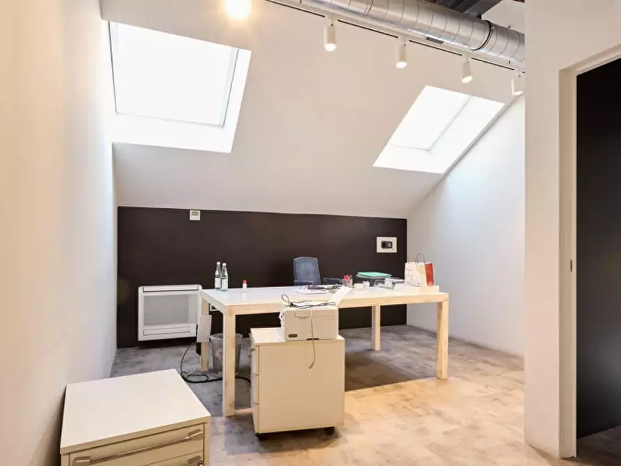 Immagine 9 di Attività commerciale in affitto  in VIA VITRUVIO a Milano