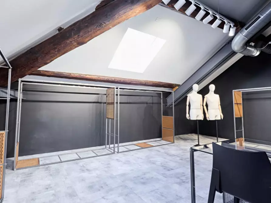 Immagine 1 di Attività commerciale in affitto  in VIA VITRUVIO a Milano