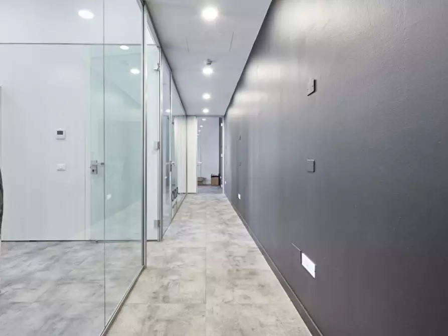 Immagine 17 di Attività commerciale in affitto  in VIA VITRUVIO a Milano