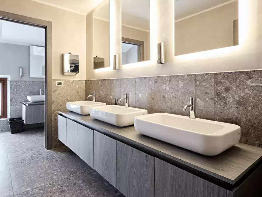 Immagine 20 di Attività commerciale in affitto  in VIA VITRUVIO a Milano