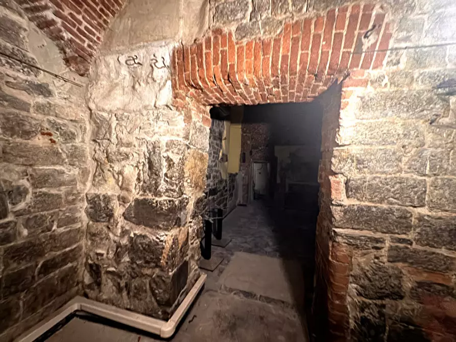 Immagine 5 di Negozio in vendita  in Piazza Scuole Pie a Genova