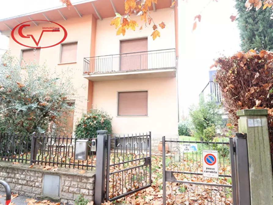 Immagine 2 di Casa bifamiliare in vendita  in Viale Armando Diaz a Montevarchi