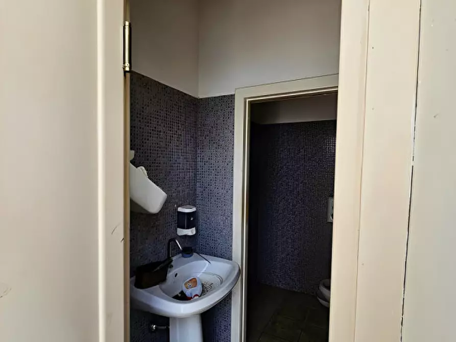 Immagine 13 di Attività commerciale in vendita  in Viale Madonna della Misericordia, N.53 a Ancarano