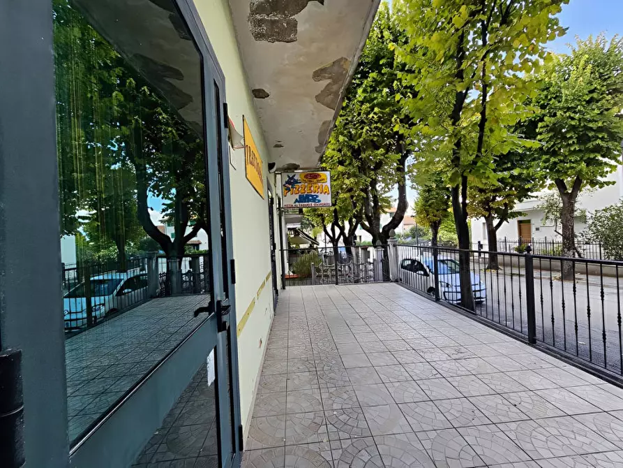 Immagine 19 di Attività commerciale in vendita  in Viale Madonna della Misericordia, N.53 a Ancarano