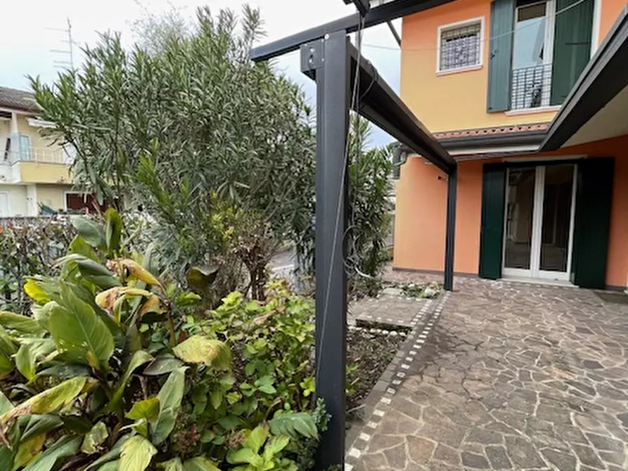 Immagine 1 di Villa in vendita  a Padova