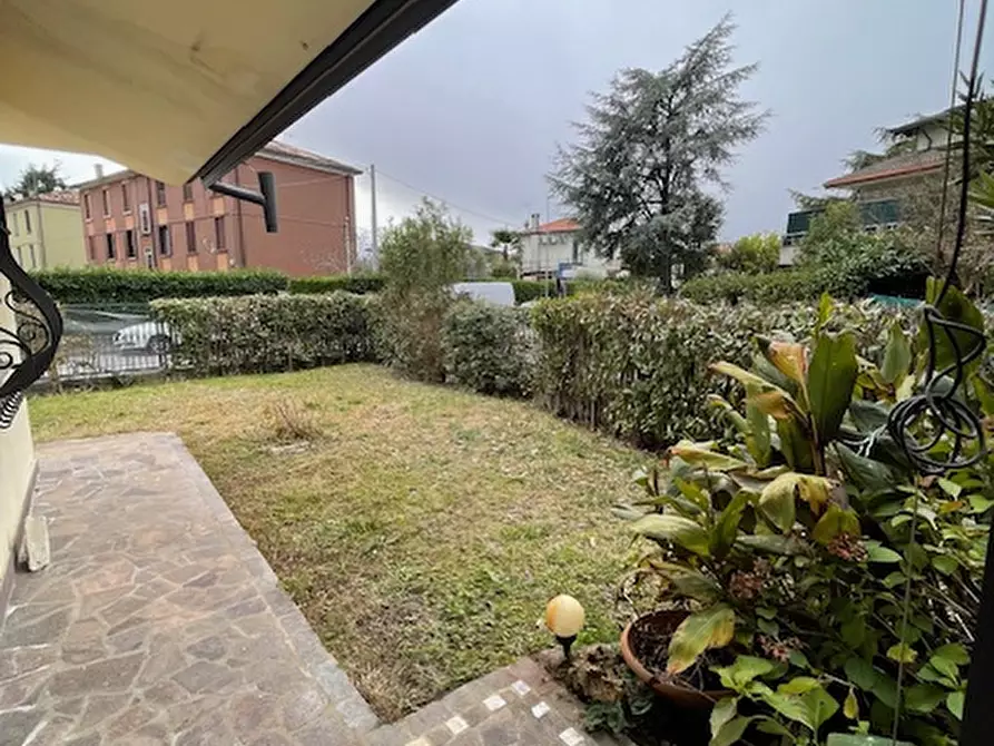 Immagine 2 di Villa in vendita  a Padova