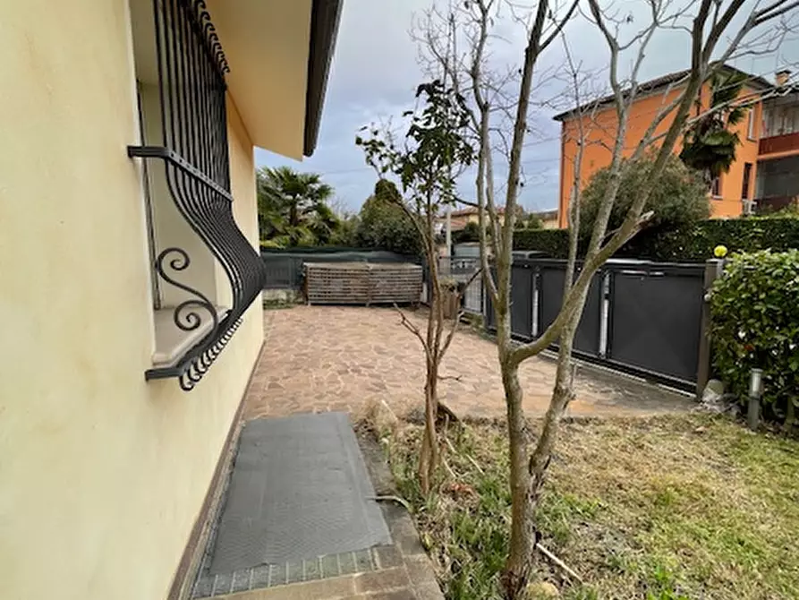 Immagine 10 di Villa in vendita  a Padova