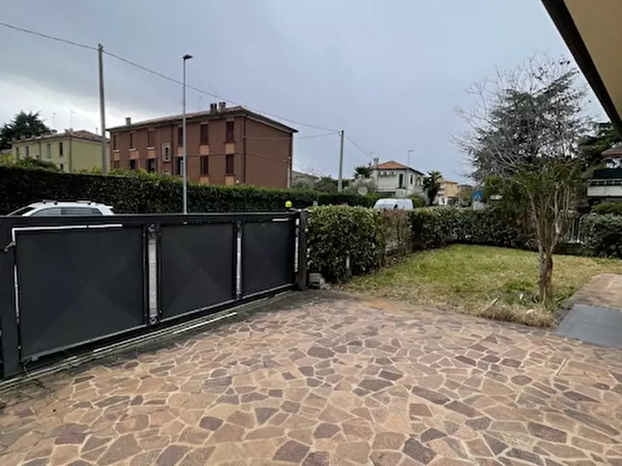 Immagine 12 di Villa in vendita  a Padova