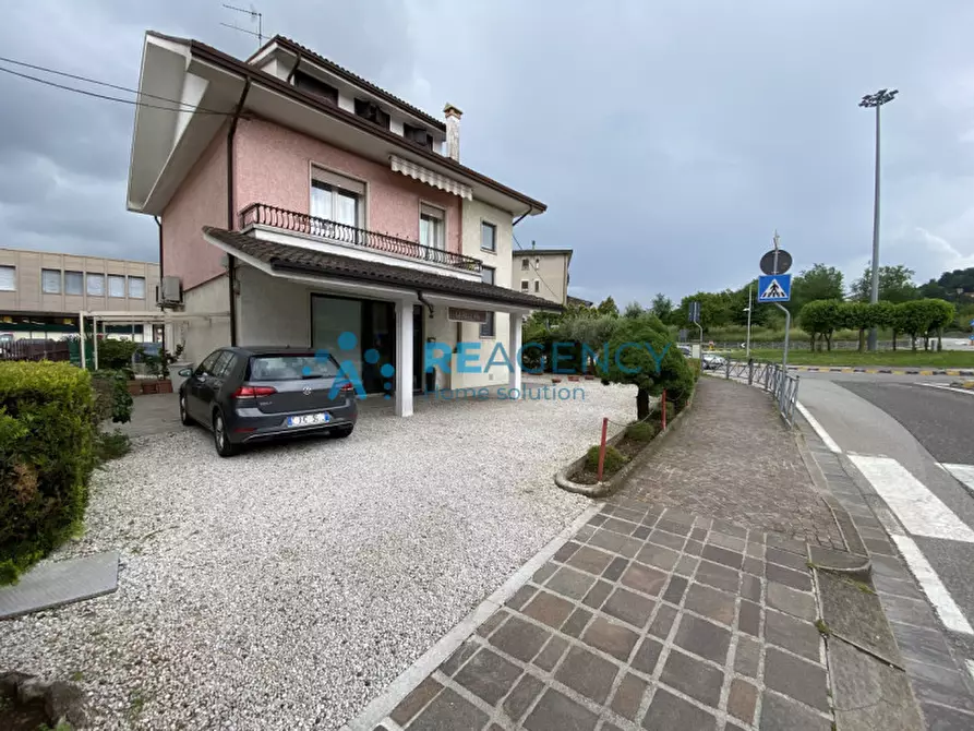 Immagine 2 di Attività commerciale in vendita  in Viale Italia a Creazzo