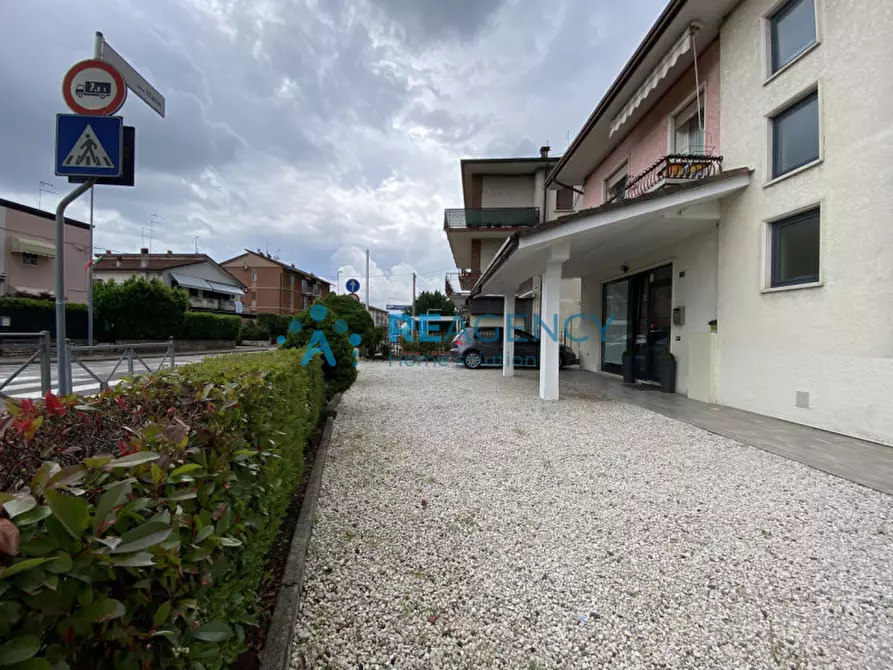Immagine 4 di Attività commerciale in vendita  in Viale Italia a Creazzo