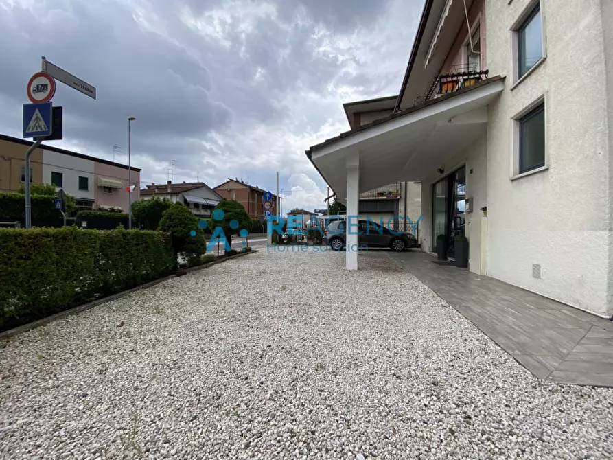 Immagine 5 di Attività commerciale in vendita  in Viale Italia a Creazzo