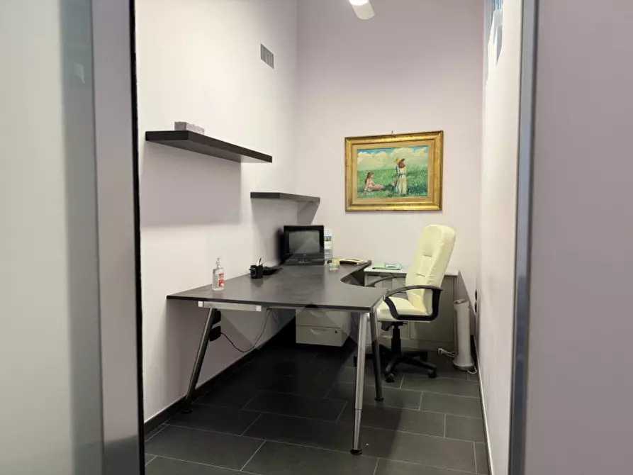 Immagine 9 di Laboratorio in vendita  a Andria