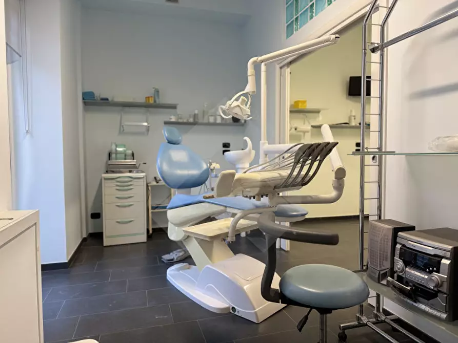 Immagine 12 di Laboratorio in vendita  a Andria