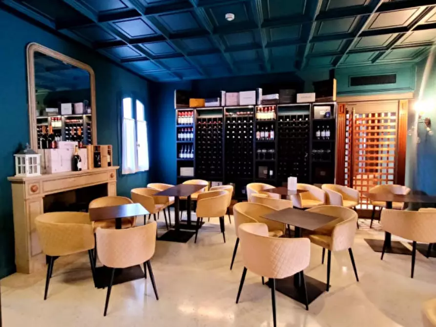 Immagine 10 di Attività commerciale in affitto  a Torreglia