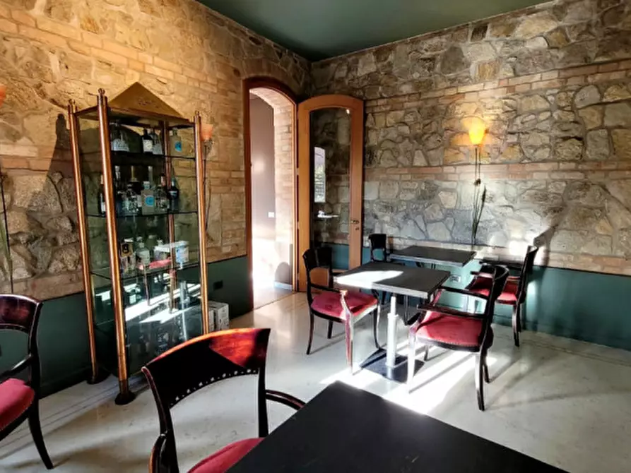 Immagine 11 di Attività commerciale in affitto  a Torreglia