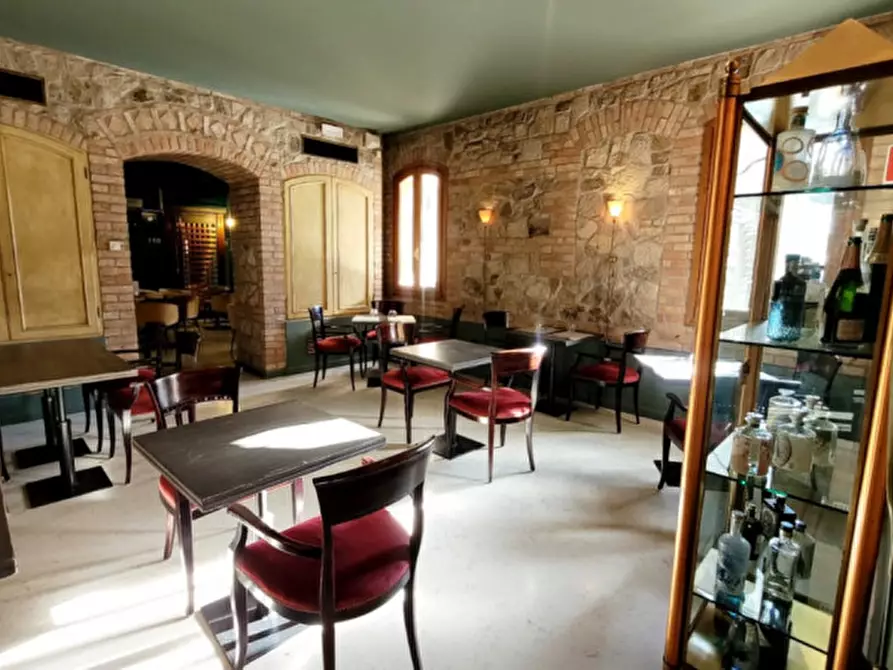 Immagine 13 di Attività commerciale in affitto  a Torreglia