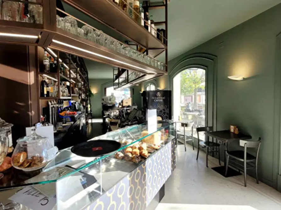 Immagine 16 di Attività commerciale in affitto  a Torreglia